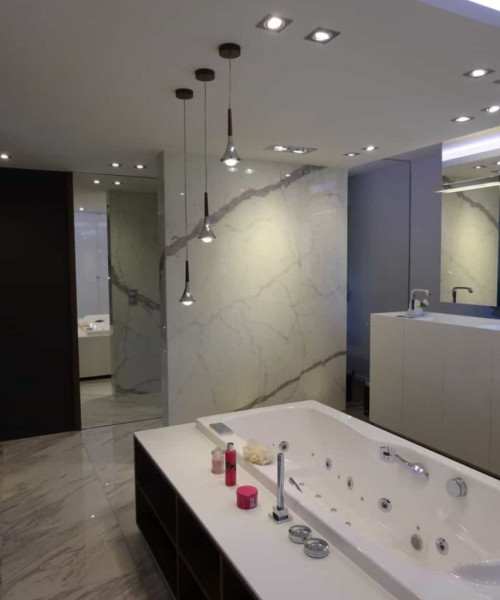 Baignoire avec jets moderne et design